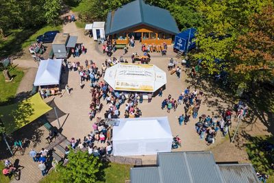 Der Festplatz an der Nahequelle vor Beginn des Frühschoppens