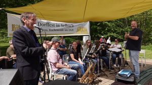 Dr. Werner Backes dankt dem MV für dessen Auftritt